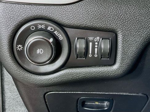 Used 2019 Jeep Cherokee Latitude Plus w/ Cold Weather Group FWD image 13