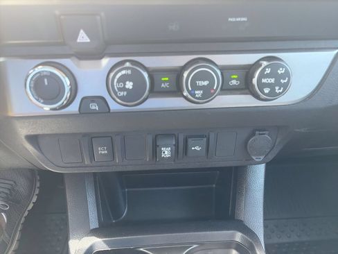 Used 2020 Toyota Tacoma SR5 AWD/4WD image 24