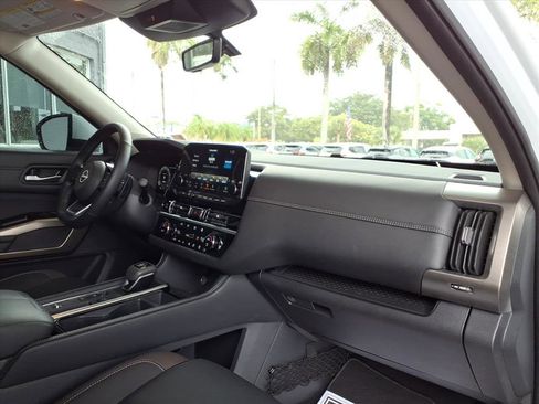 Certified 2025 Nissan Pathfinder Platinum image 22