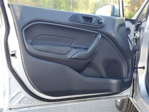 Used 2017 Ford Fiesta SE image 9