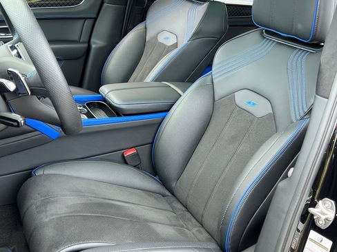 Used 2025 Bentley Bentayga image 17