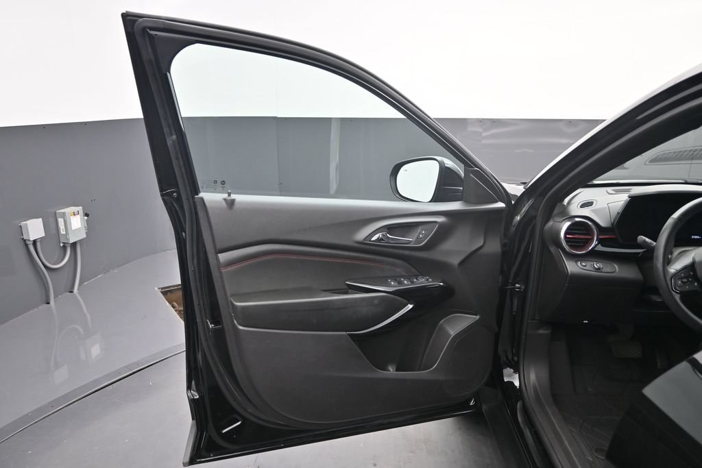 Used 2025 Chevrolet Trax RS w/ Driver Confidence Package FWD image 4