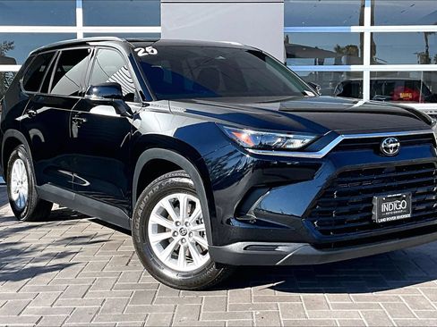 Used 2025 Toyota Grand Highlander XLE FWD image 3