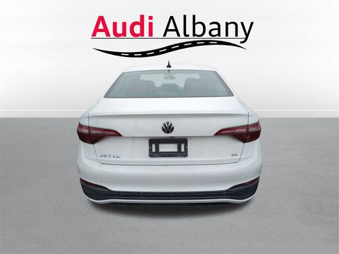 Used 2023 Volkswagen Jetta SE w/ Panoramic Sunroof Package image 5
