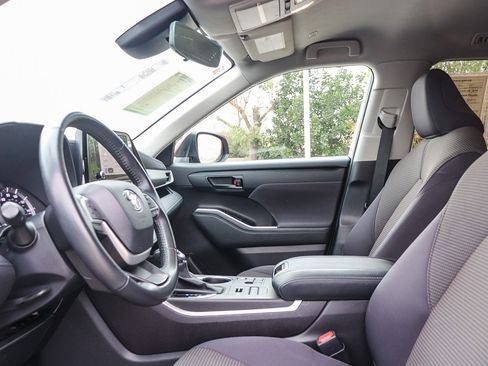 Used 2023 Toyota Highlander LE image 18
