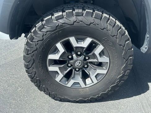 Used 2023 Toyota Tacoma TRD Off-Road w/ Technology Package AWD/4WD image 32