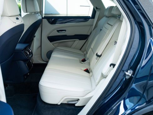 Used 2024 Bentley Bentayga image 27