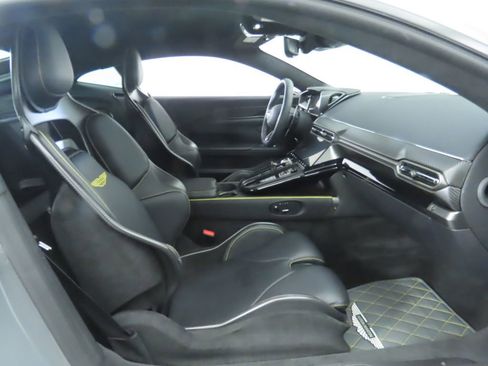 Used 2025 Aston Martin V8 Vantage Coupe image 21