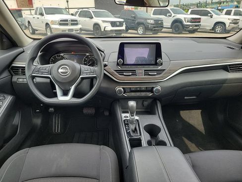 Used 2025 Nissan Altima 2.5 SV FWD image 10