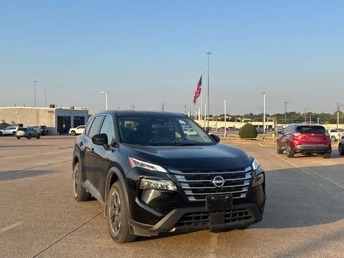 Certified 2024 Nissan Rogue SV FWD image 3