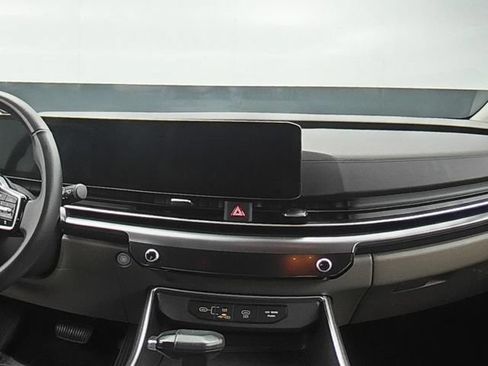 Used 2025 Kia Carnival FWD image 23