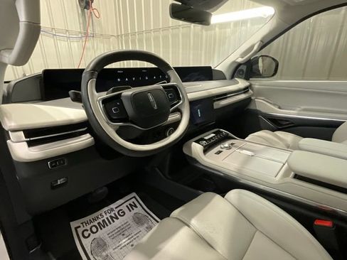 Used 2025 Lincoln Navigator Reserve AWD/4WD image 9