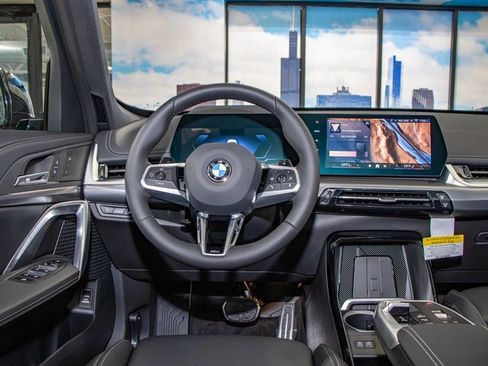 Used 2025 BMW X1 xDrive28i w/ Technology Package image 17