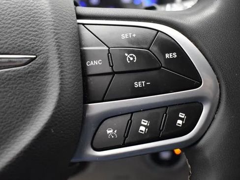 Used 2023 Chrysler Pacifica Touring-L FWD image 23