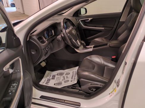 Used 2017 Volvo V60 T5 Cross Country Platinum w/ Climate Package image 17