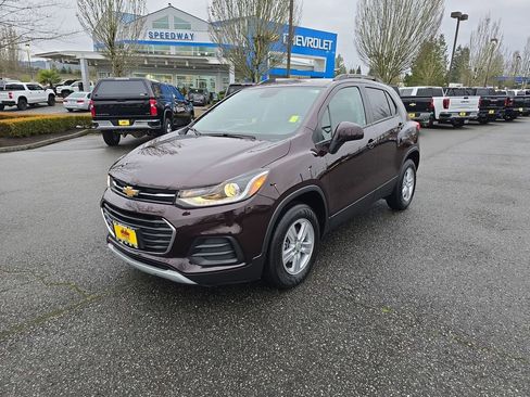 Certified 2022 Chevrolet Trax LT w/ LT Convenience Package image 2