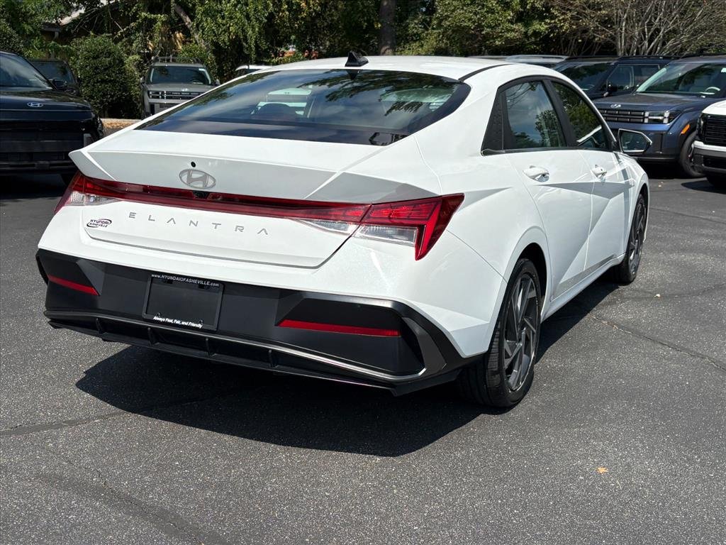 Certified 2025 Hyundai Elantra SEL FWD image 5