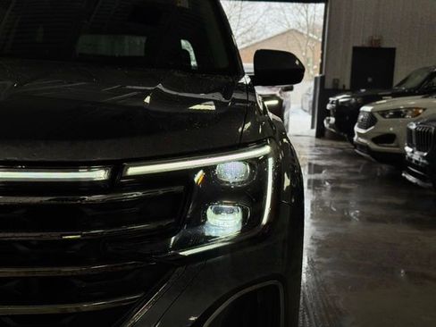 Used 2025 Volkswagen Atlas SE image 3