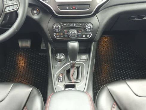 Used 2019 Jeep Cherokee Trailhawk w/ Cold Weather Group AWD/4WD image 27