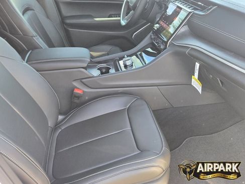 New 2025 Jeep Grand Cherokee Limited w/ Luxury Tech Group II AWD/4WD image 11
