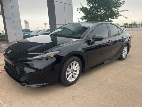 Used 2025 Toyota Camry LE w/ Convenience Package FWD image 1