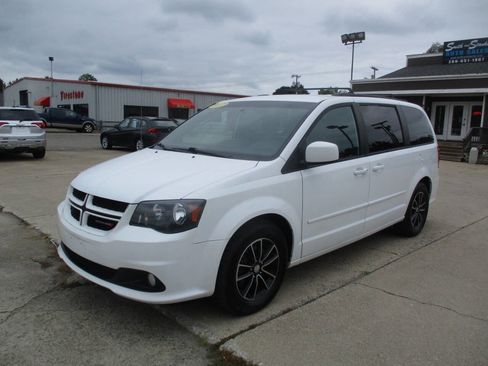 Used 2017 Dodge Grand Caravan GT image 3
