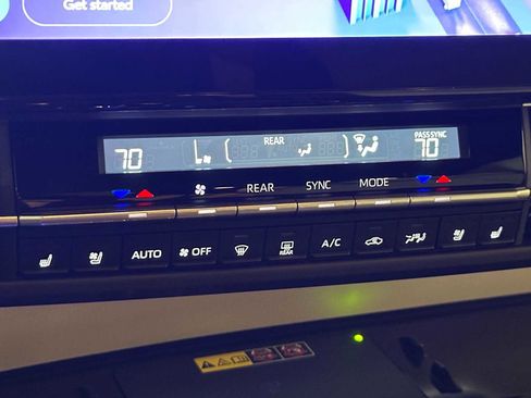 Certified 2025 Toyota Sienna Platinum image 16