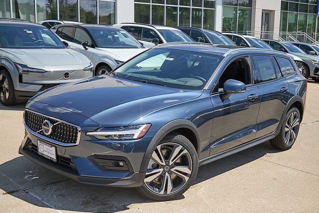 New 2026 Volvo V60 B5 Cross Country Plus w/ Climate Package AWD/4WD image 3