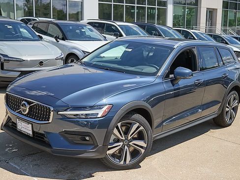 New 2026 Volvo V60 B5 Cross Country Plus w/ Climate Package AWD/4WD image 3