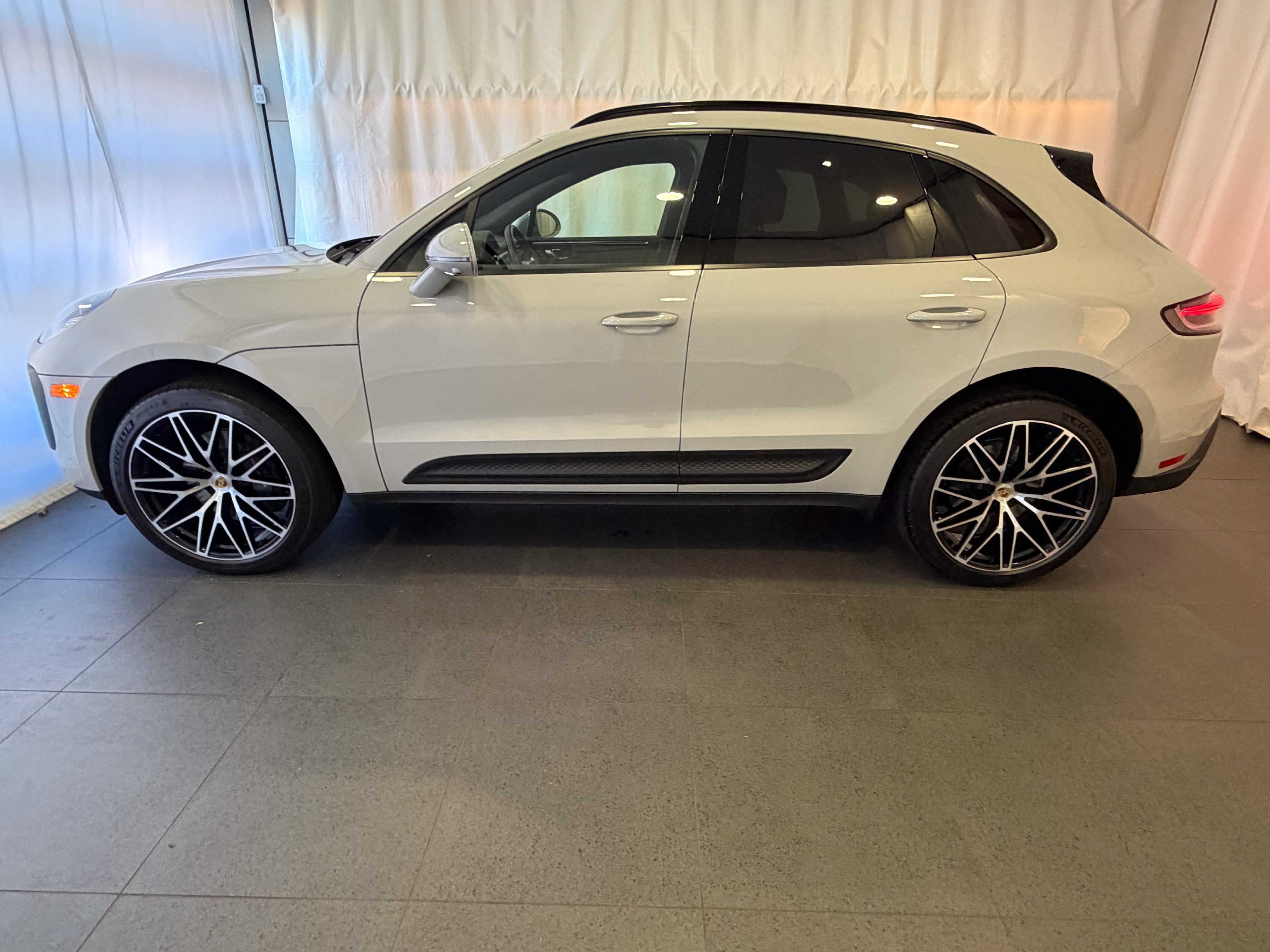 Certified 2026 Porsche Macan AWD/4WD image 2