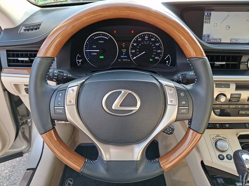 Used 2013 Lexus ES 300h w/ Luxury Pkg FWD image 20