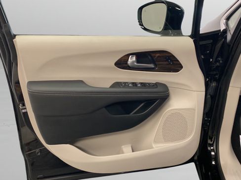 Used 2024 Chrysler Pacifica Limited FWD image 27