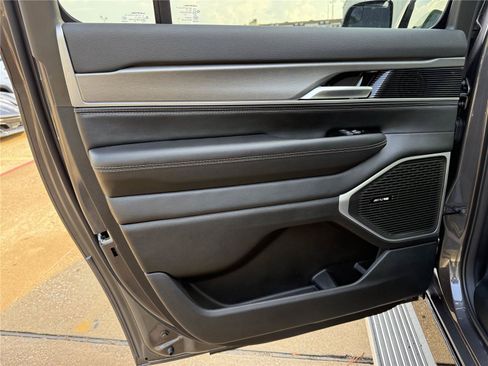 New 2025 Jeep Wagoneer L Series II AWD/4WD image 16