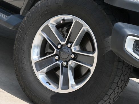 Used 2018 Jeep Wrangler Unlimited Sahara image 11