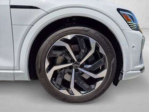 Certified 2024 Audi Q8 e-tron Premium Plus w/ Premium Plus Package AWD/4WD image 25