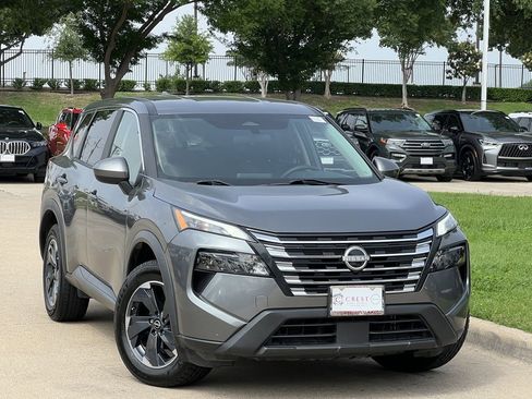 Used 2024 Nissan Rogue SV FWD image 2