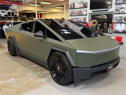 Used 2024 Tesla Cybertruck AWD Crew Cab image 3