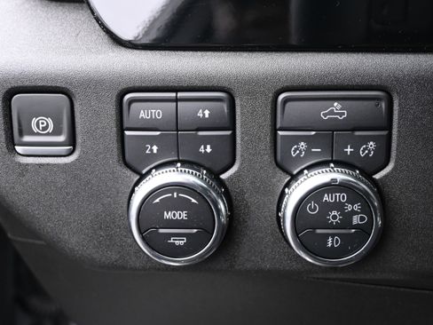 Used 2025 GMC Sierra 1500 Elevation image 27
