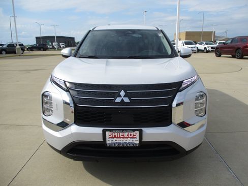 Used 2023 Mitsubishi Outlander ES AWD/4WD image 9