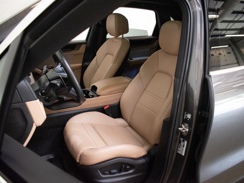 Certified 2026 Porsche Cayenne S AWD/4WD image 5