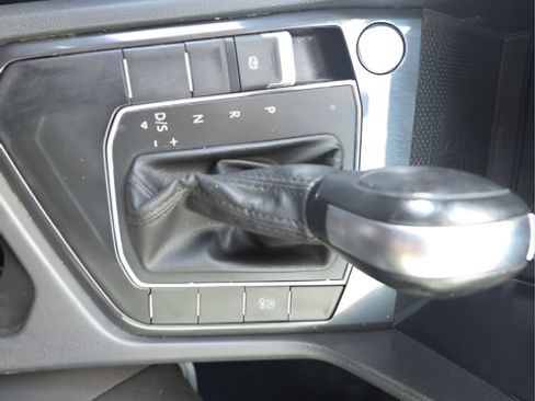 Used 2020 Volkswagen Tiguan SE FWD image 15
