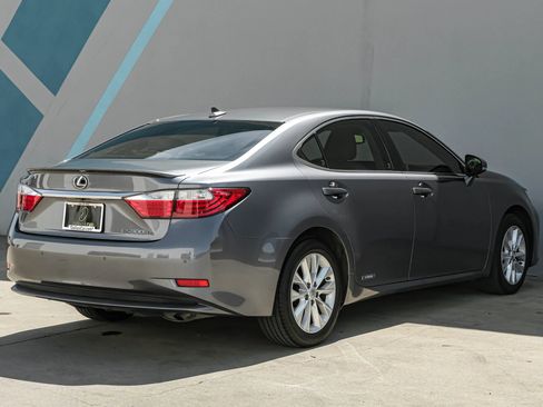 Used 2014 Lexus ES 300h w/ Luxury Package w/Bamboo Trim FWD image 8