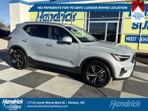 Used 2025 Volvo XC40 B5 Core image 1