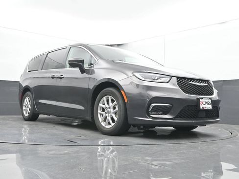 Used 2023 Chrysler Pacifica Touring-L FWD image 42