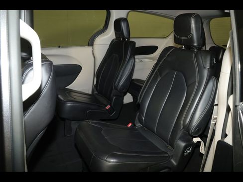 Used 2023 Chrysler Pacifica Touring-L FWD image 28