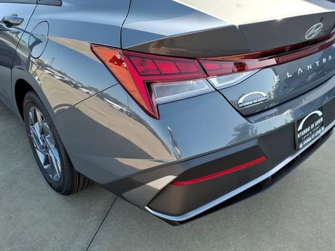 New 2026 Hyundai Elantra Hybrid FWD image 20