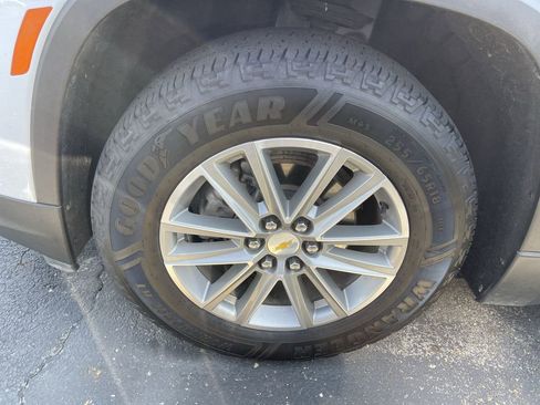 Used 2022 Chevrolet Traverse LT image 2