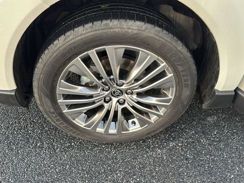 Used 2021 Toyota Venza Limited image 32