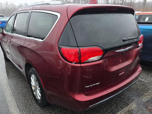 Used 2018 Chrysler Pacifica Touring-L w/ Premium Audio Group FWD image 4