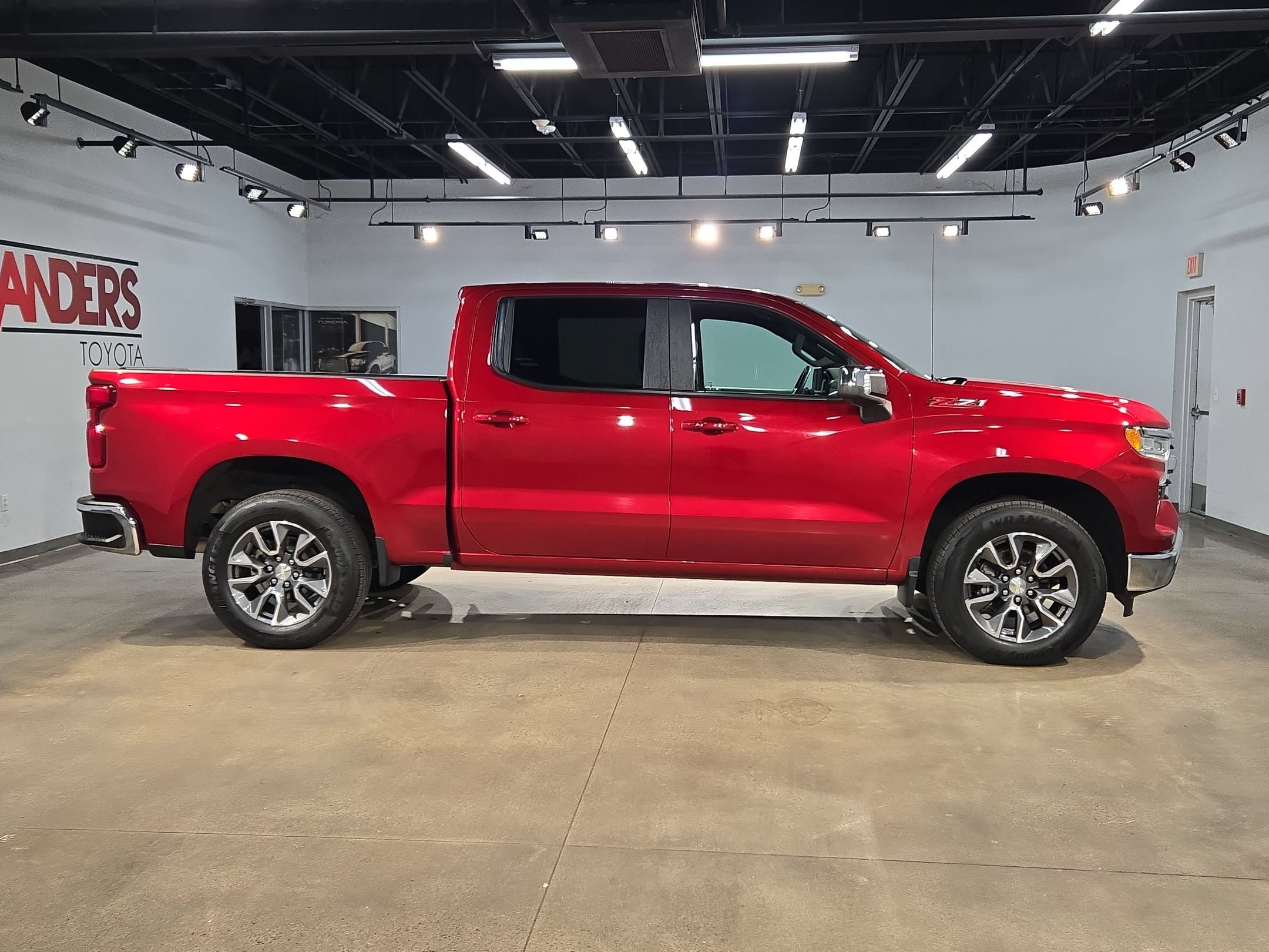 Used 2022 Chevrolet Silverado 1500 LT AWD/4WD image 8